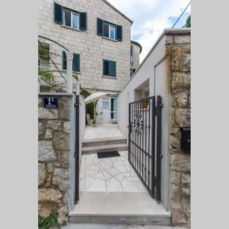 Flora Three Bedroom Near