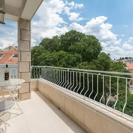 Flora Three Bedroom Near Apartment
