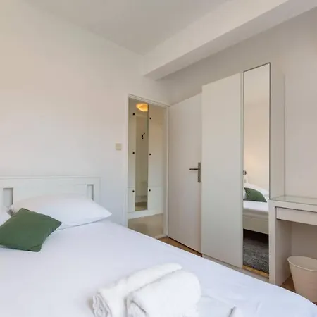 アパート Flora Three Bedroom Near ドゥブロブニク