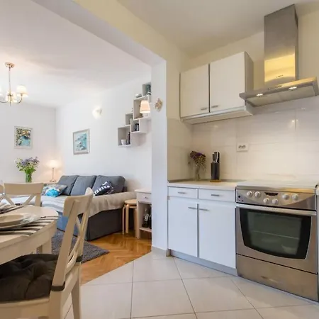 アパート Flora Three Bedroom Near ドゥブロブニク