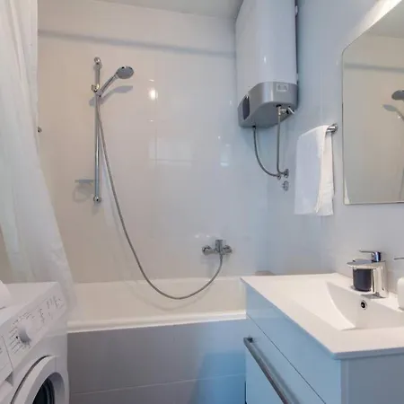 Flora Three Bedroom Near ドゥブロブニク