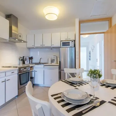 Flora Three Bedroom Near