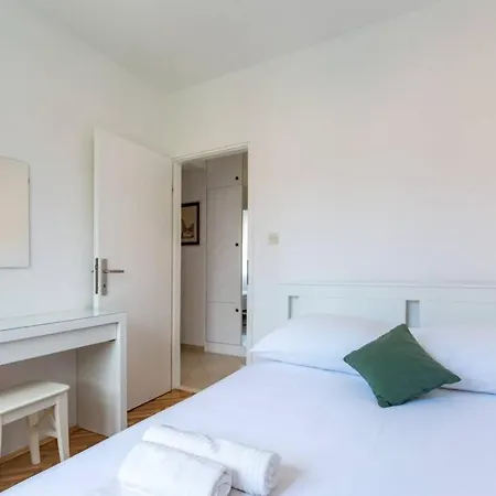 Apartamento Flora Three Bedroom Near