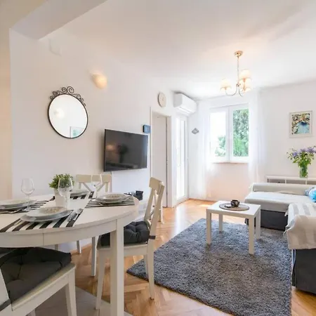 Flora Three Bedroom Near Apartamento