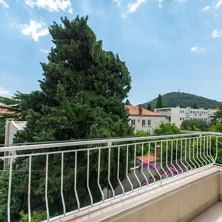 Flora Three Bedroom Near