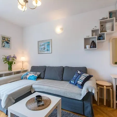 Apartment Flora Three Bedroom Near *
