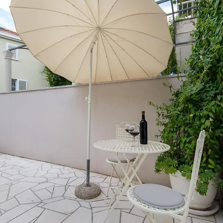 Flora Three Bedroom Near アパート
