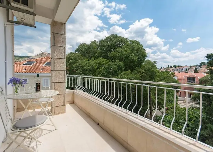 Flora Three Bedroom Near Apartamento