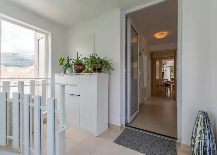 Appartement Flora Three Bedroom Near