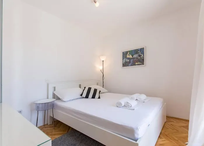 Flora Three Bedroom Near Appartement *