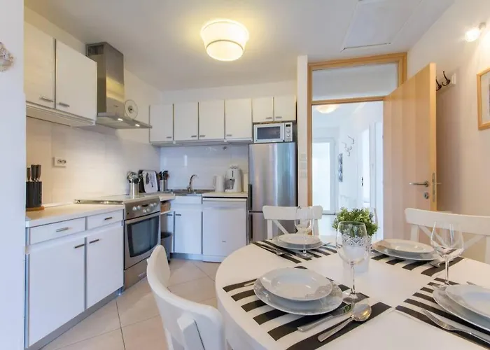 Flora Three Bedroom Near