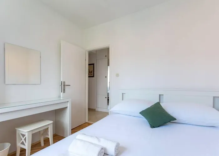 Apartamento Flora Three Bedroom Near