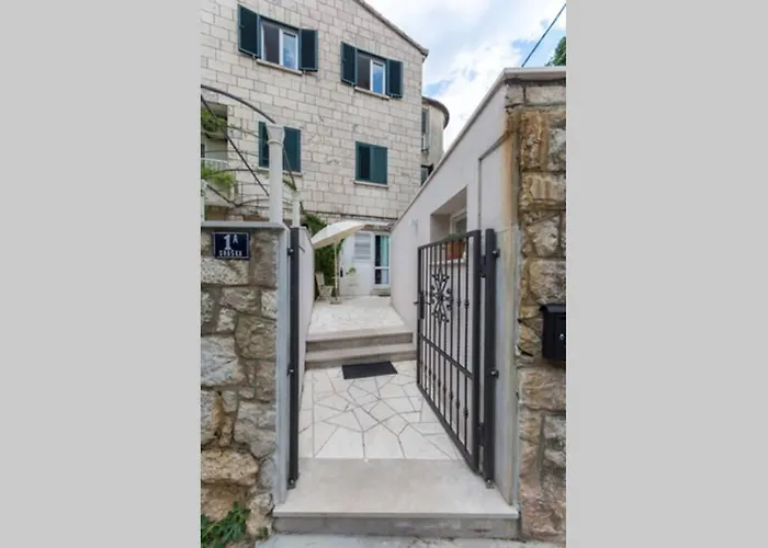 Flora Three Bedroom Near