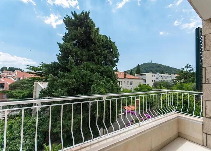 Flora Three Bedroom Near