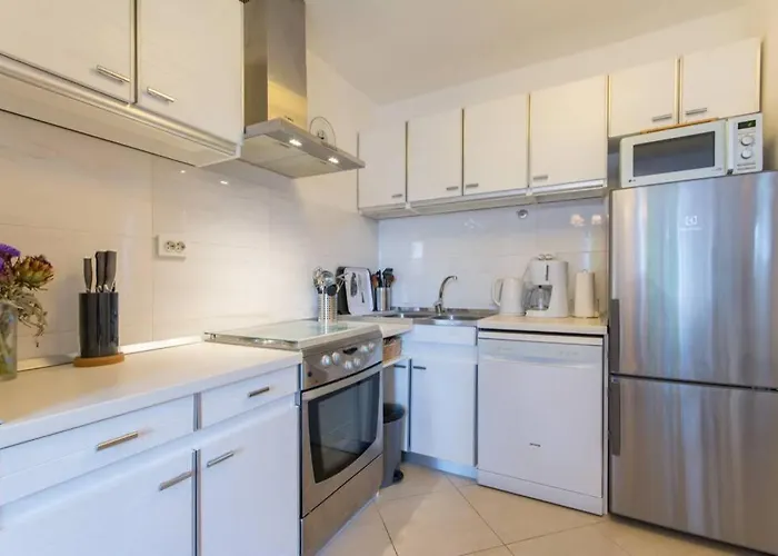 Flora Three Bedroom Near