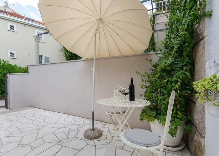 Flora Three Bedroom Near Appartement