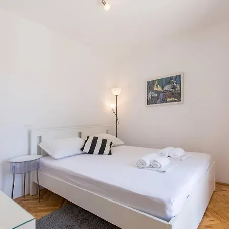 Flora Three Bedroom Near Apartament *