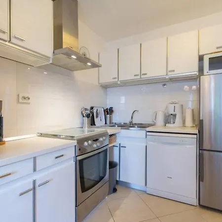 Flora Three Bedroom Near