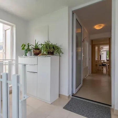 Appartement Flora Three Bedroom Near