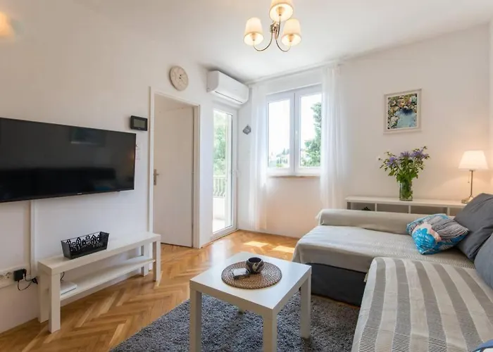 Flora Three Bedroom Near Appartement